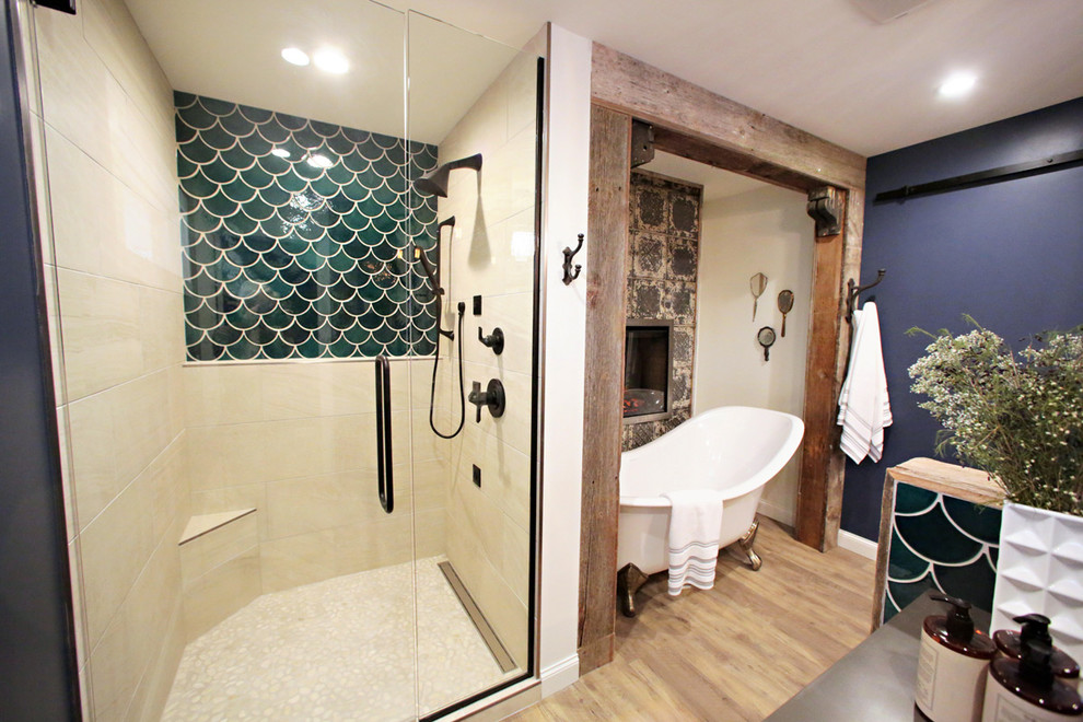 Пример оригинального дизайна: большая главная ванная комната в стиле рустика с фасадами с филенкой типа жалюзи, темными деревянными фасадами, душем в нише, унитазом-моноблоком, зеленой плиткой, керамической плиткой, синими стенами, светлым паркетным полом, монолитной раковиной, столешницей из искусственного камня, ванной на ножках, коричневым полом и душем с распашными дверями