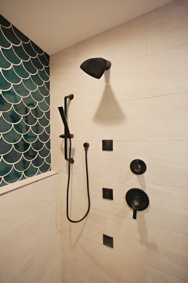 Inredning av ett rustikt stort en-suite badrum, med luckor med lamellpanel, skåp i mörkt trä, ett fristående badkar, en dusch i en alkov, en toalettstol med hel cisternkåpa, grön kakel, keramikplattor, blå väggar, ljust trägolv, ett integrerad handfat och bänkskiva i akrylsten