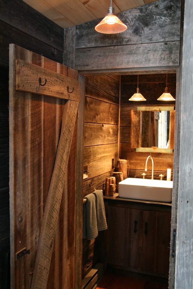 Идея дизайна: маленькая ванная комната в стиле рустика с настольной раковиной, фасадами островного типа, темными деревянными фасадами, коричневыми стенами, душевой кабиной и столешницей из талькохлорита для на участке и в саду