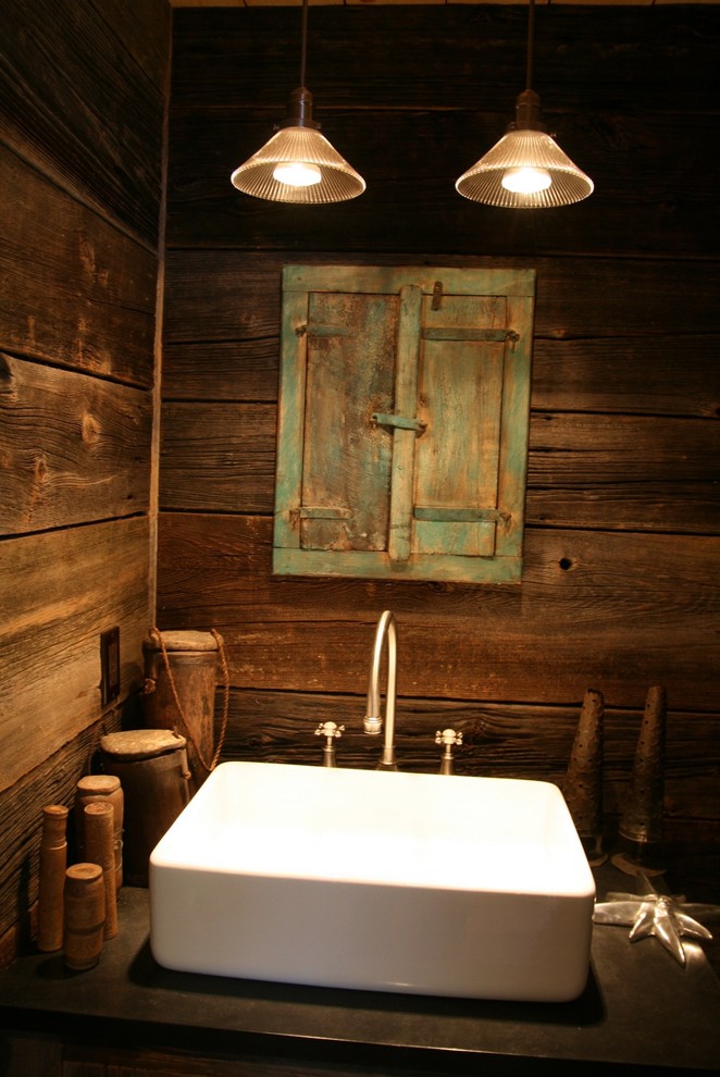 Modelo de cuarto de baño rural pequeño con lavabo sobreencimera, encimera de esteatita, paredes marrones y aseo y ducha