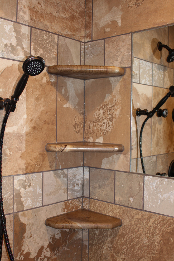 На фото: главная ванная комната в стиле рустика с открытым душем, коричневой плиткой, керамической плиткой и полом из керамической плитки с