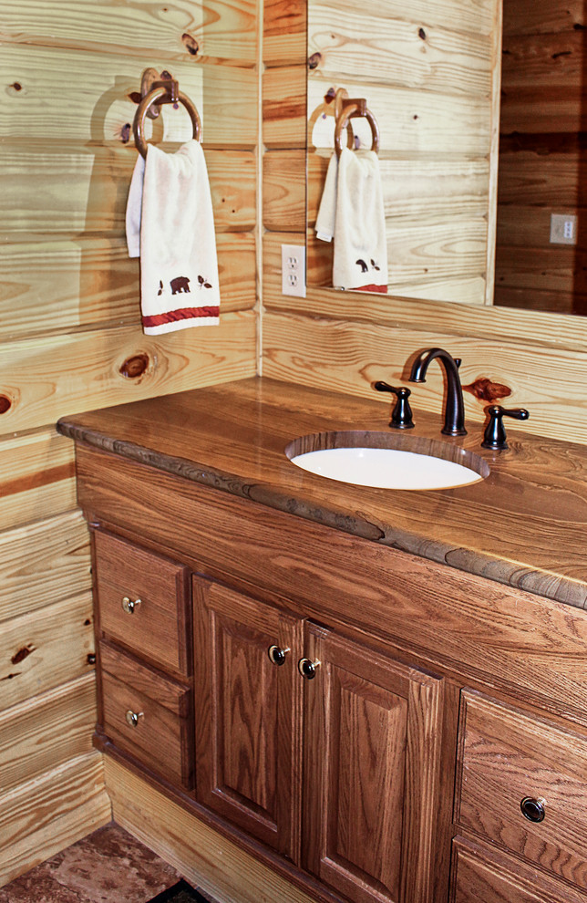 Idéer för att renovera ett rustikt badrum med dusch, med ett nedsänkt handfat, luckor med upphöjd panel, skåp i mellenmörkt trä och klinkergolv i keramik