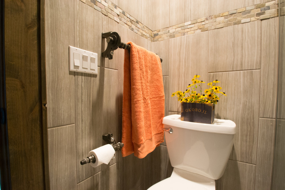 Inspiration pour une salle d'eau chalet avec des carreaux de porcelaine, WC à poser et un carrelage beige.