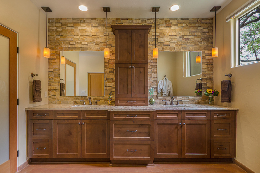 Foto på ett mellanstort rustikt en-suite badrum, med skåp i shakerstil, skåp i mellenmörkt trä, en dusch i en alkov, flerfärgad kakel, stenkakel, beige väggar, betonggolv, ett undermonterad handfat och granitbänkskiva