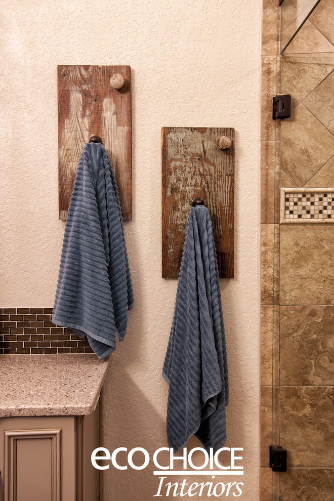 Inredning av ett rustikt mellanstort en-suite badrum, med luckor med infälld panel, beige skåp, beige väggar, korkgolv, ett badkar i en alkov, en dusch i en alkov, brun kakel, stickkakel, ett undermonterad handfat och bänkskiva i kvarts