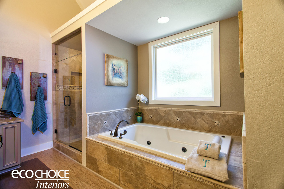 Idéer för att renovera ett mellanstort rustikt en-suite badrum, med luckor med infälld panel, beige skåp, ett badkar i en alkov, en dusch i en alkov, brun kakel, stickkakel, beige väggar, korkgolv, ett undermonterad handfat och bänkskiva i kvarts