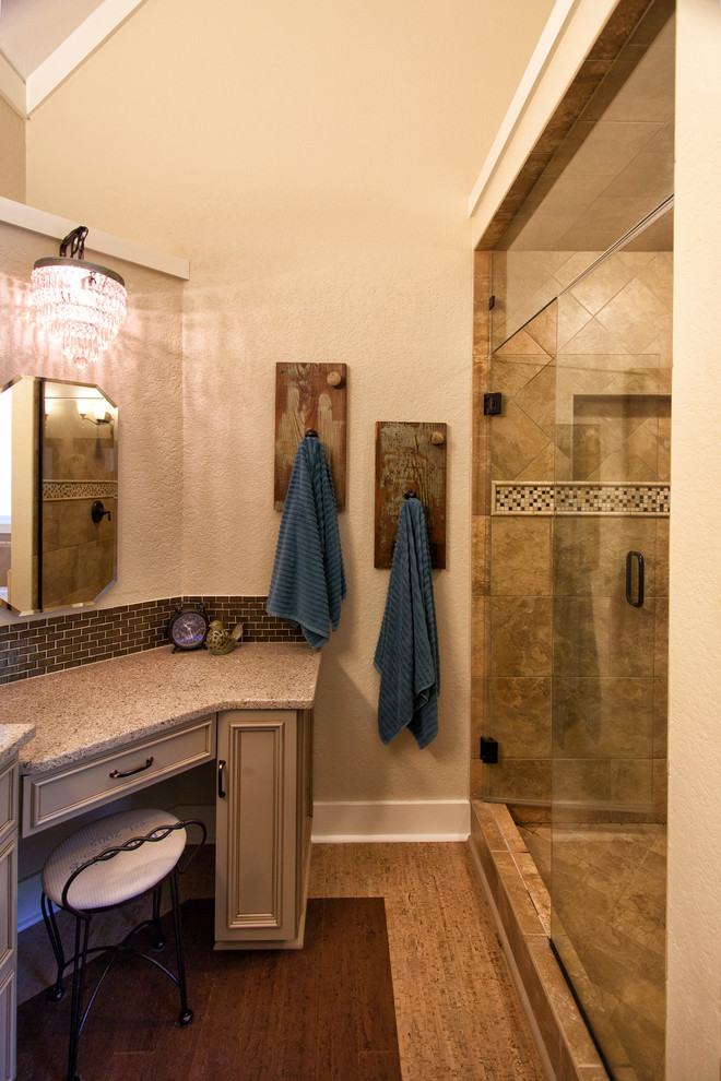 Idéer för mellanstora rustika en-suite badrum, med luckor med infälld panel, beige skåp, bänkskiva i kvarts, beige väggar, korkgolv, ett badkar i en alkov, en dusch i en alkov, brun kakel, stickkakel och ett undermonterad handfat