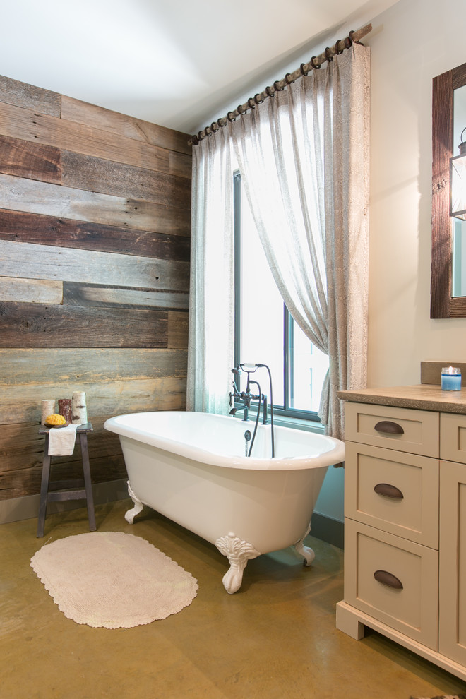 Inspiration för ett rustikt en-suite badrum, med ett undermonterad handfat, skåp i shakerstil, beige skåp, bänkskiva i betong, ett badkar med tassar, beige väggar och betonggolv