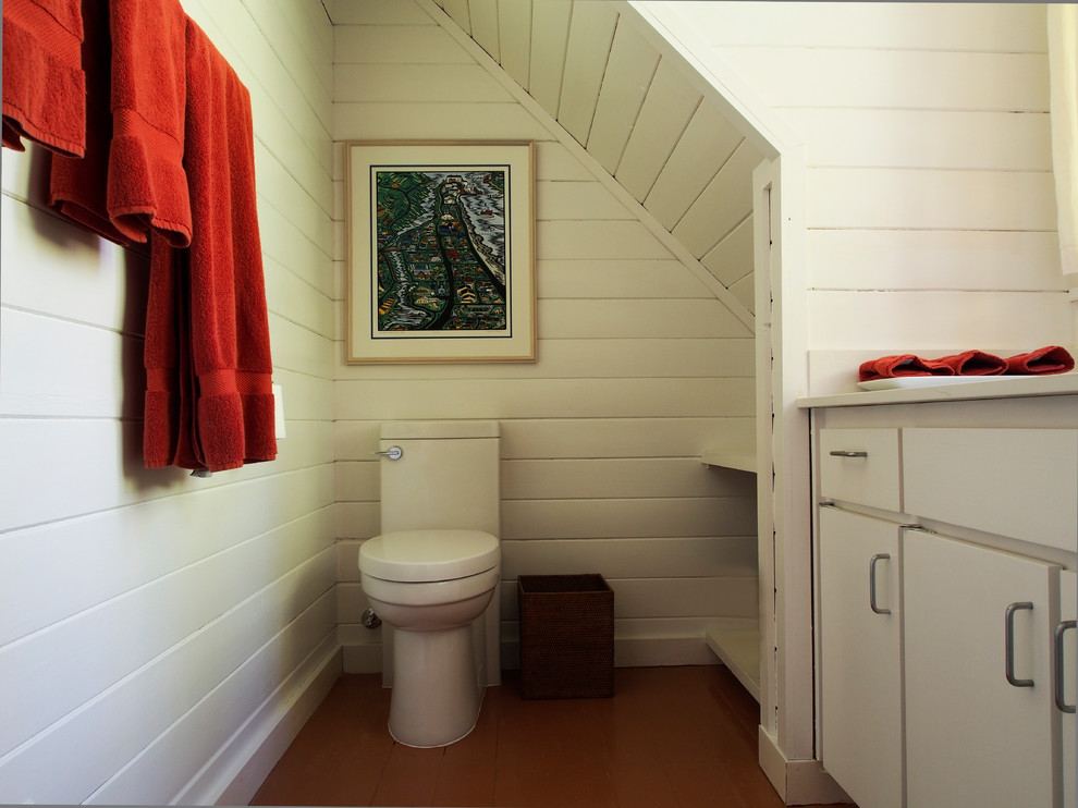 Idées déco pour une petite salle de bain éclectique avec un lavabo encastré, un placard à porte plane, des portes de placard blanches, un plan de toilette en quartz modifié, WC à poser, un carrelage blanc, des carreaux de céramique, un mur blanc et parquet peint.