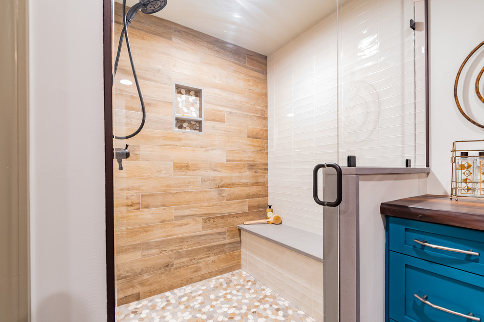 Rustik inredning av ett stort brun brunt badrum med dusch, med skåp i shakerstil, turkosa skåp, en dusch i en alkov, en toalettstol med hel cisternkåpa, brun kakel, porslinskakel, vita väggar, laminatgolv, ett integrerad handfat, bänkskiva i betong, brunt golv och dusch med gångjärnsdörr