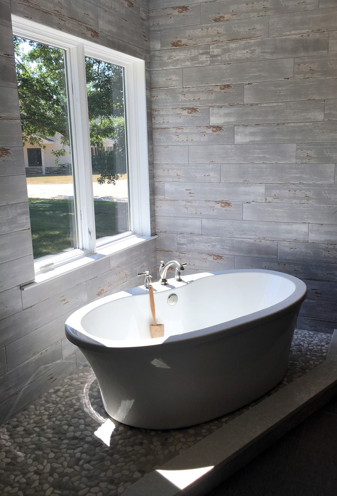 Inspiration för ett mellanstort maritimt en-suite badrum, med ett fristående badkar, en öppen dusch, grå kakel, keramikplattor, klinkergolv i småsten och grått golv