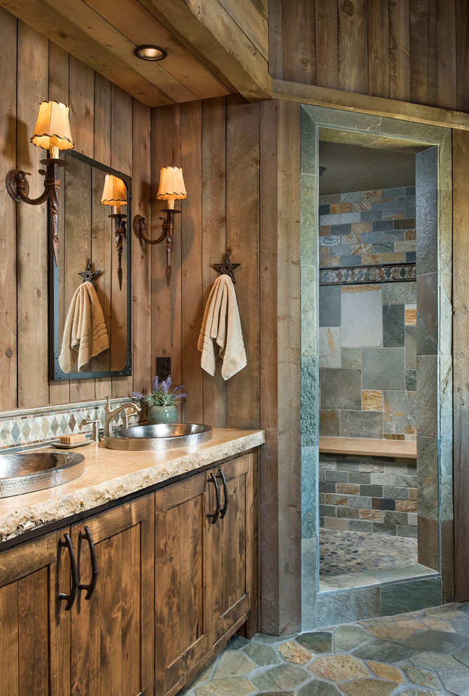 Esempio di una grande stanza da bagno stile rurale con doccia ad angolo, piastrelle in pietra, pavimento in ardesia, lavabo da incasso, pavimento grigio e doccia aperta