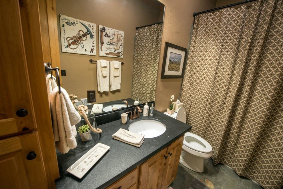 Idéer för att renovera ett litet rustikt en-suite badrum, med luckor med upphöjd panel, skåp i ljust trä, en dusch/badkar-kombination, beige väggar, ett badkar i en alkov, en toalettstol med separat cisternkåpa, ett undermonterad handfat och bänkskiva i kvarts