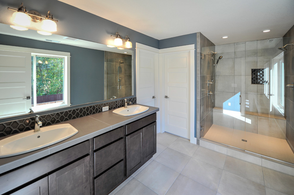 Mittelgroßes Modernes Badezimmer mit Einbauwaschbecken, gefliestem Waschtisch, Doppeldusche, braunen Fliesen, Keramikfliesen, grauer Wandfarbe und Keramikboden in Portland