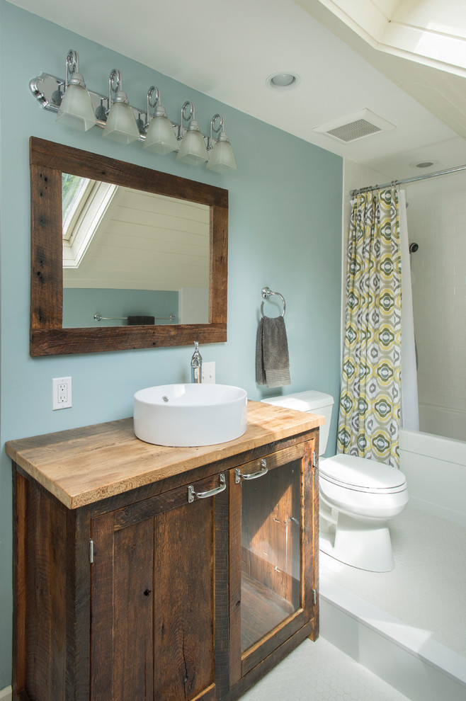 Exemple d'une douche en alcôve principale montagne en bois vieilli de taille moyenne avec un placard en trompe-l'oeil, une baignoire en alcôve, WC séparés, un carrelage blanc, des carreaux de céramique, un mur bleu, un sol en carrelage de céramique, une vasque et un plan de toilette en bois.