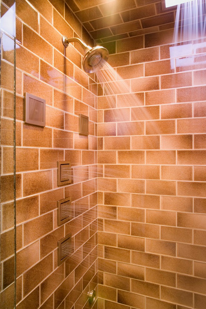 Réalisation d'une salle de bain design en bois foncé de taille moyenne avec une douche double, un plan vasque, un placard à porte plane, un plan de toilette en bois, WC à poser et un sol en galet.