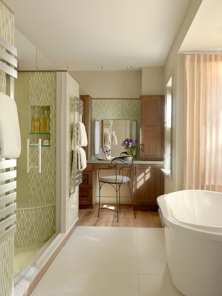 Idée de décoration pour une douche en alcôve design en bois brun avec un placard à porte shaker, une baignoire indépendante et un carrelage vert.
