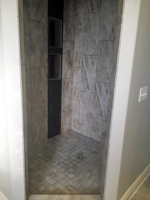 Exempel på ett modernt badrum, med en hörndusch, flerfärgad kakel, keramikplattor, klinkergolv i keramik, flerfärgat golv och med dusch som är öppen