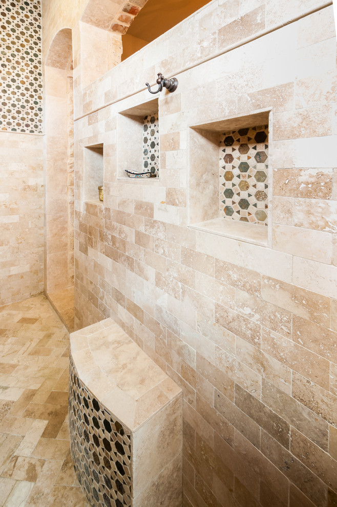 Exempel på ett stort rustikt en-suite badrum, med ett undermonterad handfat, släta luckor, vita skåp, marmorbänkskiva, ett fristående badkar, en öppen dusch, en toalettstol med hel cisternkåpa, vit kakel, stenkakel, beige väggar och travertin golv