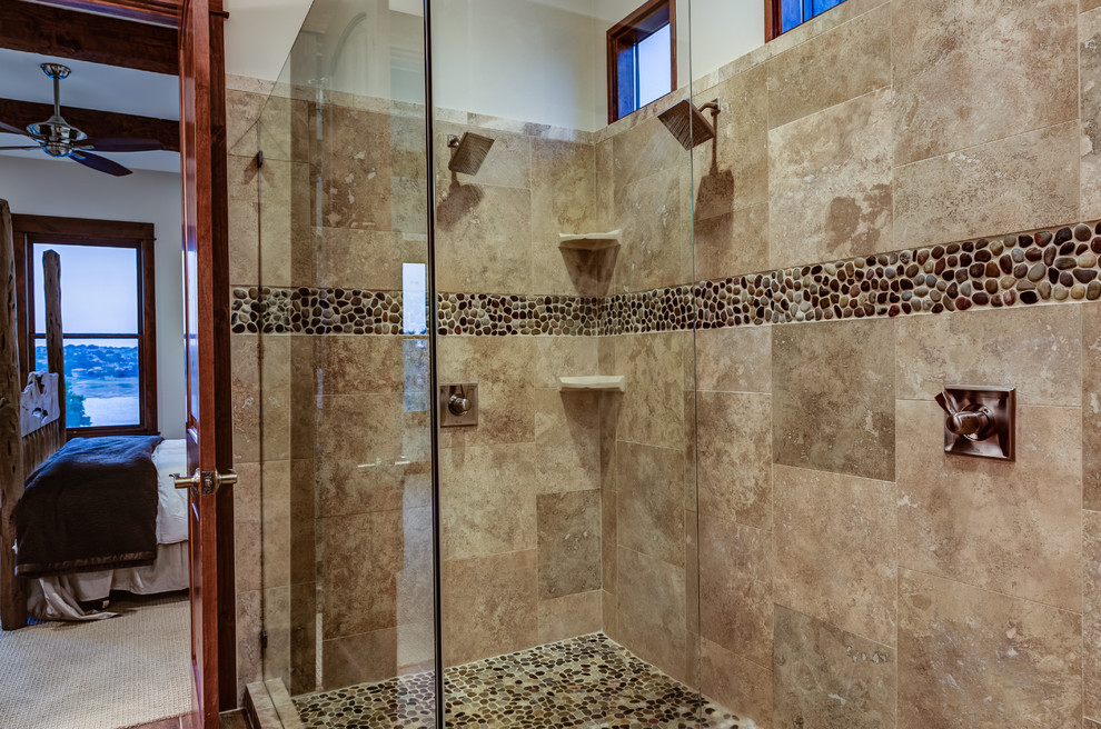 Стильный дизайн: большая главная ванная комната в стиле рустика с открытым душем и коричневой плиткой - последний тренд