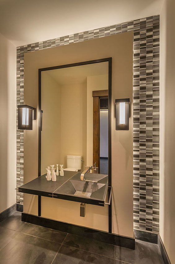 На фото: ванная комната среднего размера в современном стиле с раздельным унитазом, бежевыми стенами, душевой кабиной, монолитной раковиной и столешницей из талькохлорита с