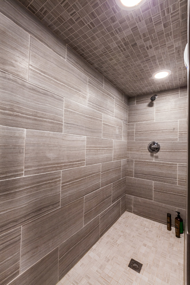 Foto de cuarto de baño actual de tamaño medio con lavabo con pedestal, ducha abierta, baldosas y/o azulejos marrones, baldosas y/o azulejos de cerámica, paredes grises y aseo y ducha