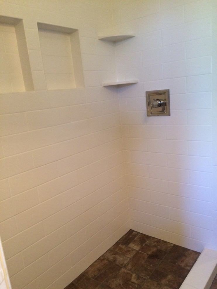 Esempio di una stanza da bagno con doccia rustica di medie dimensioni con piastrelle bianche, piastrelle in ceramica e pavimento in gres porcellanato