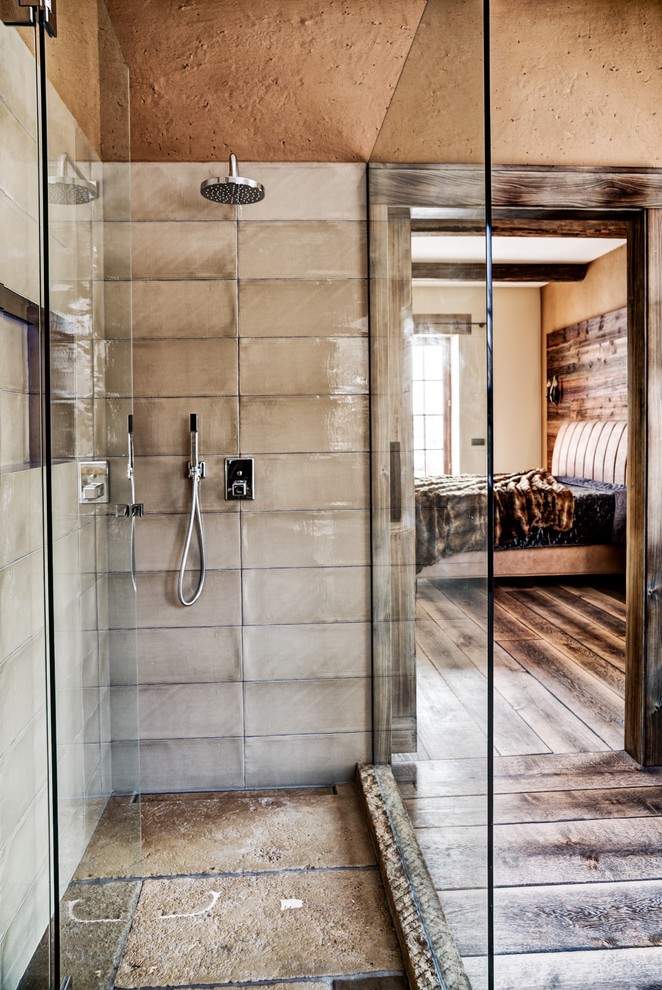 Foto di una stanza da bagno country con vasca freestanding, doccia ad angolo, piastrelle beige, piastrelle in ceramica, pavimento in legno massello medio e porta doccia a battente