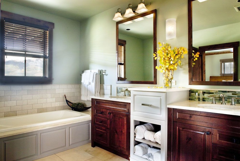Idéer för ett mellanstort rustikt en-suite badrum, med ett undermonterad handfat, luckor med upphöjd panel, skåp i mörkt trä, marmorbänkskiva, ett platsbyggt badkar, beige kakel, stenkakel, gröna väggar och kalkstensgolv