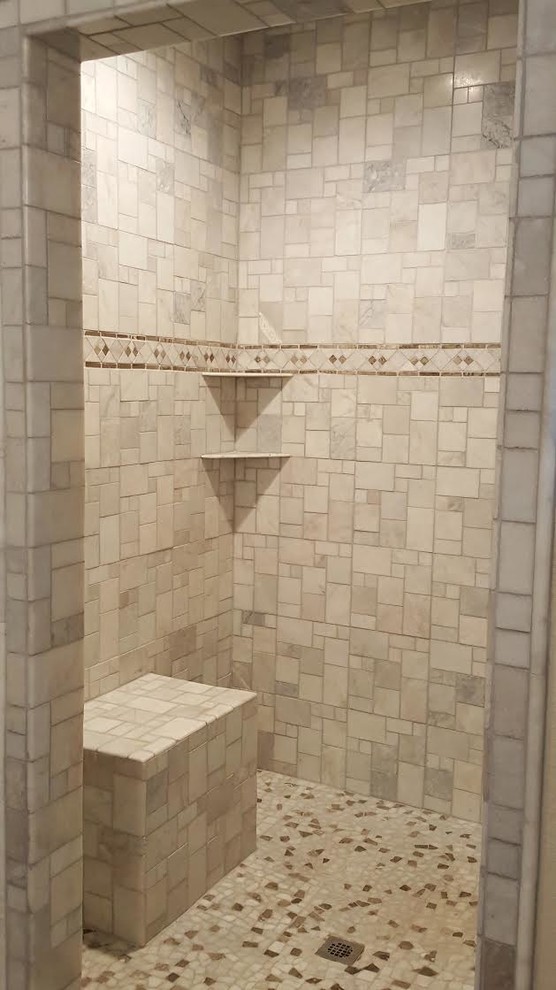 Foto di una stanza da bagno country di medie dimensioni con doccia alcova, piastrelle grigie, piastrelle in gres porcellanato, pareti grigie, pavimento con piastrelle a mosaico e pavimento marrone