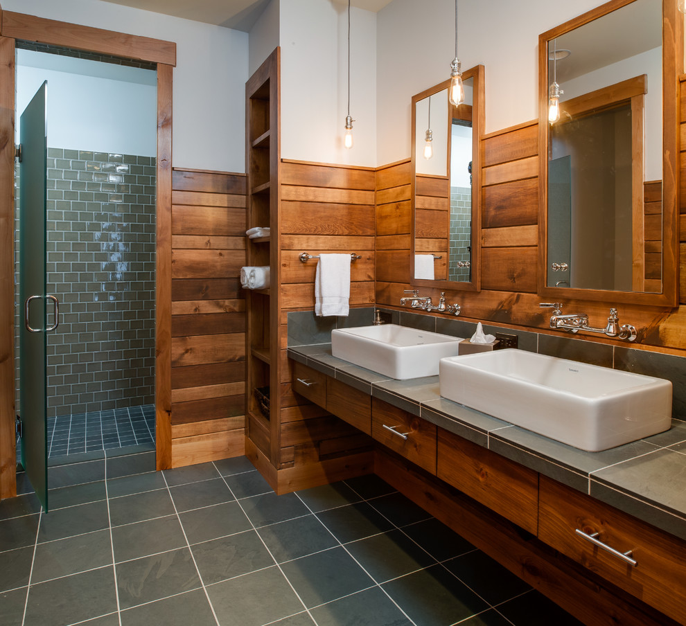 Идея дизайна: ванная комната в стиле рустика с настольной раковиной, плоскими фасадами, фасадами цвета дерева среднего тона, душем в нише и серой плиткой