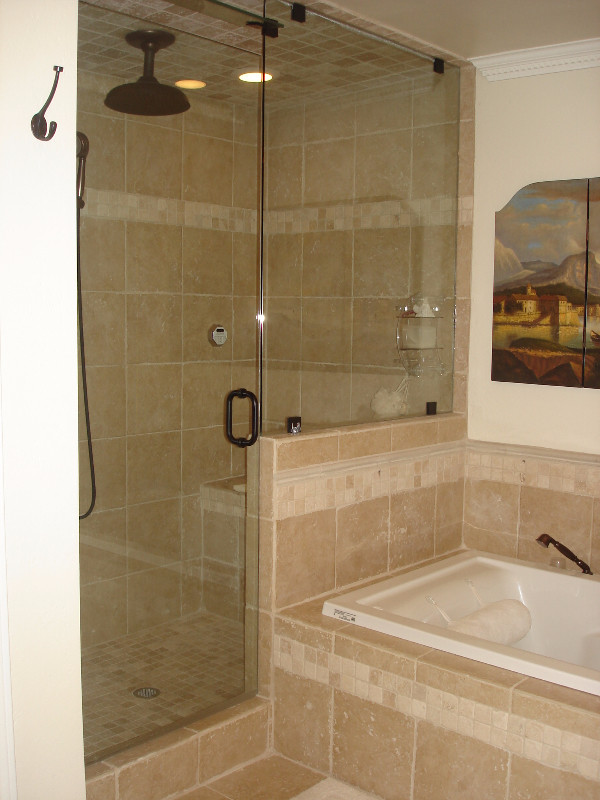 Idée de décoration pour une grande douche en alcôve principale chalet avec un placard avec porte à panneau surélevé, une baignoire en alcôve, WC séparés, un mur beige et un lavabo encastré.
