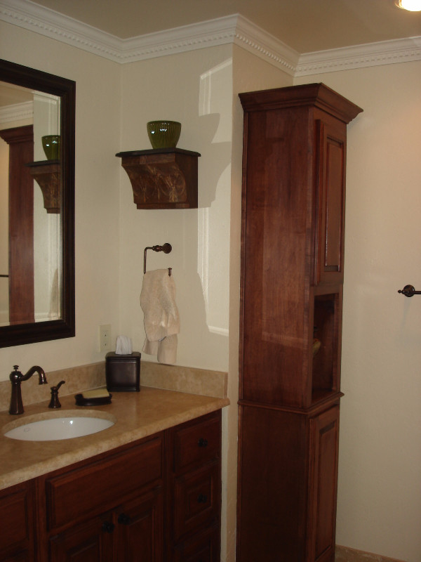 Réalisation d'une grande douche en alcôve principale chalet avec un placard avec porte à panneau surélevé, une baignoire en alcôve, WC séparés, un mur beige et un lavabo encastré.