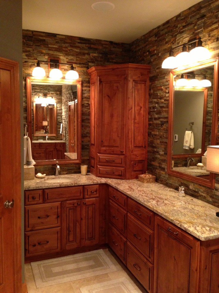 Foto på ett rustikt badrum, med luckor med upphöjd panel, skåp i slitet trä och granitbänkskiva
