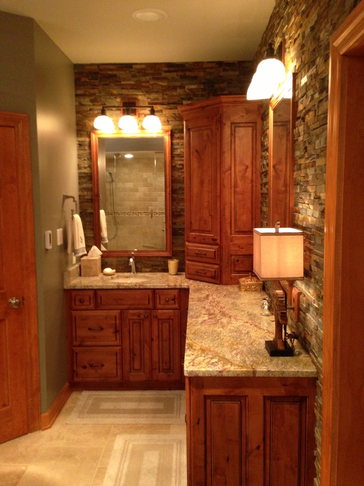 Imagen de cuarto de baño rural con armarios con paneles con relieve, puertas de armario con efecto envejecido, encimera de granito, bañera encastrada y ducha esquinera