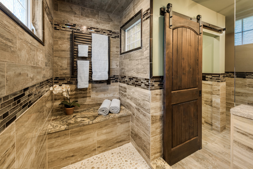 プロビデンスにある高級な広いラスティックスタイルのおしゃれなマスターバスルーム (オープン型シャワー、茶色いタイル、磁器タイル、緑の壁、磁器タイルの床、御影石の洗面台) の写真