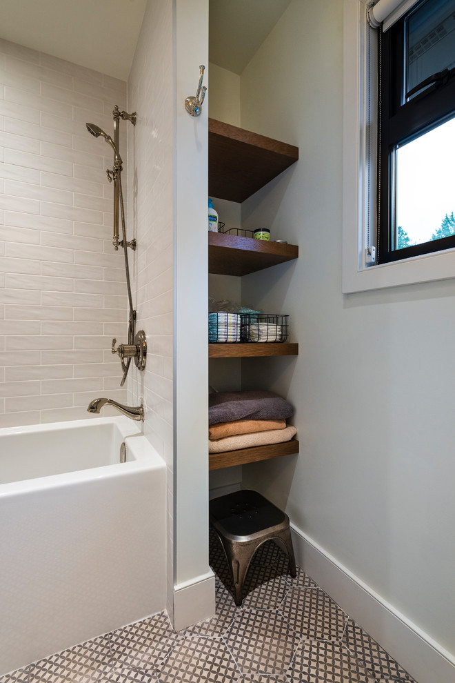 Rustik inredning av ett mellanstort beige beige badrum med dusch, med släta luckor, skåp i mellenmörkt trä, ett badkar i en alkov, en dusch/badkar-kombination, en toalettstol med separat cisternkåpa, beige kakel, keramikplattor, vita väggar, klinkergolv i porslin, ett undermonterad handfat, bänkskiva i kvarts, grått golv och dusch med duschdraperi