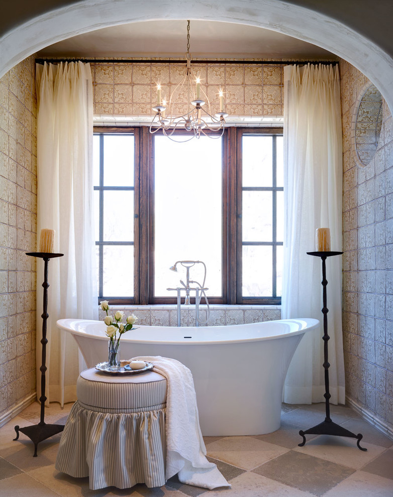 Exempel på ett litet medelhavsstil badrum, med ett fristående badkar, beige kakel, keramikplattor och klinkergolv i keramik
