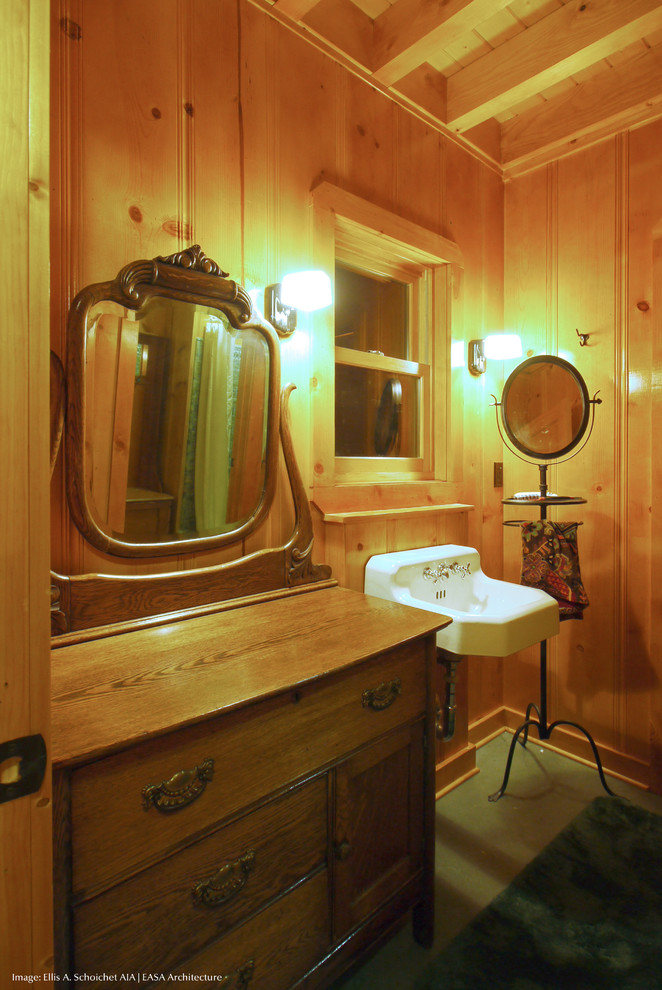Rustik inredning av ett litet badrum, med bruna väggar, ljust trägolv och brunt golv