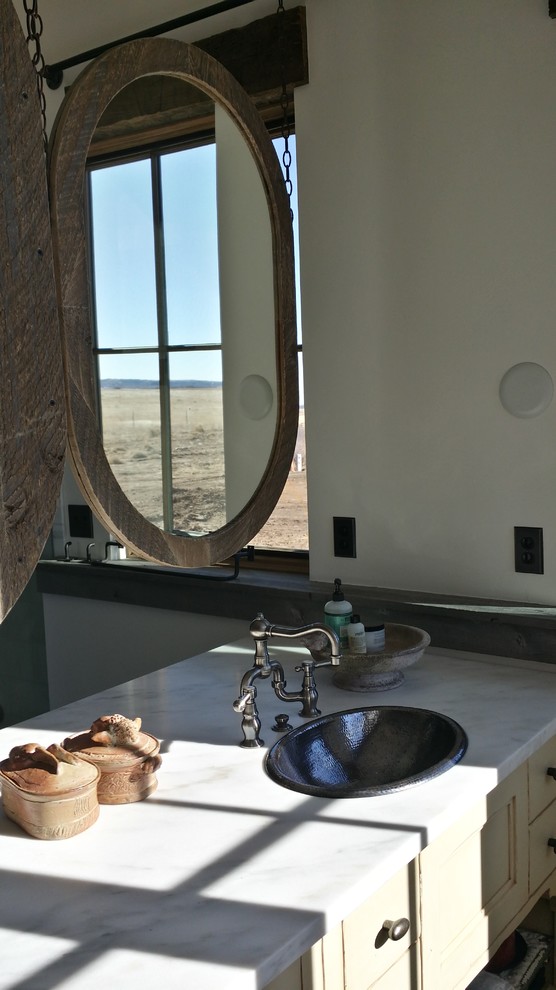На фото: ванная комната в стиле рустика с накладной раковиной с