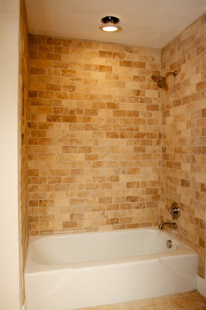 Источник вдохновения для домашнего уюта: маленькая ванная комната с ванной в нише, душем над ванной, бежевой плиткой, каменной плиткой и бежевыми стенами для на участке и в саду