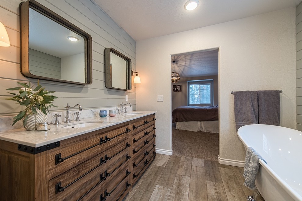 Foto de cuarto de baño principal de estilo de casa de campo grande con bañera con patas, baldosas y/o azulejos verdes y encimera de cuarcita