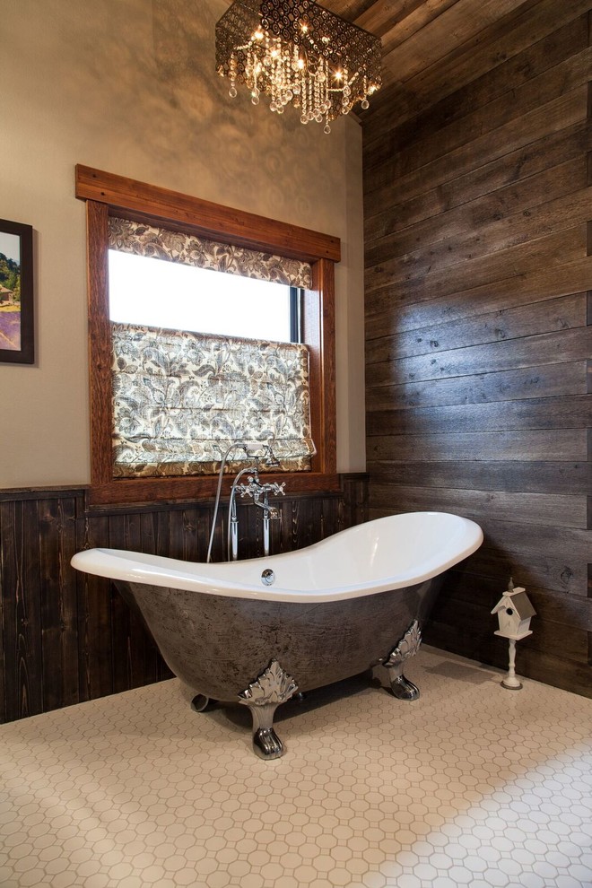 Inredning av ett lantligt mellanstort en-suite badrum, med möbel-liknande, bruna skåp, ett badkar med tassar, en dusch i en alkov, beige väggar, mosaikgolv, ett väggmonterat handfat, bänkskiva i täljsten, vitt golv och dusch med duschdraperi