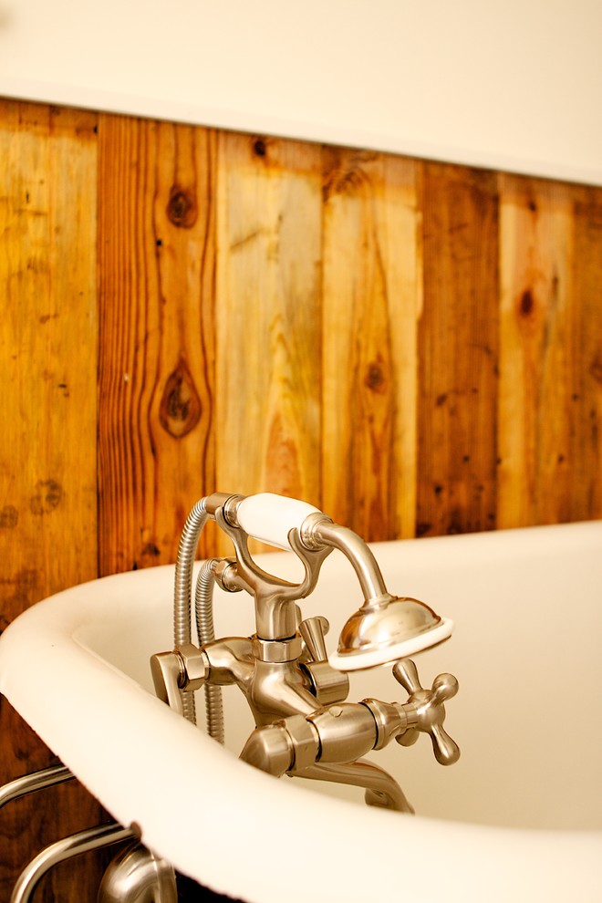 Идея дизайна: главная ванная комната среднего размера в стиле кантри с настольной раковиной, столешницей из гранита, отдельно стоящей ванной, разноцветной плиткой, белыми стенами и полом из мозаичной плитки
