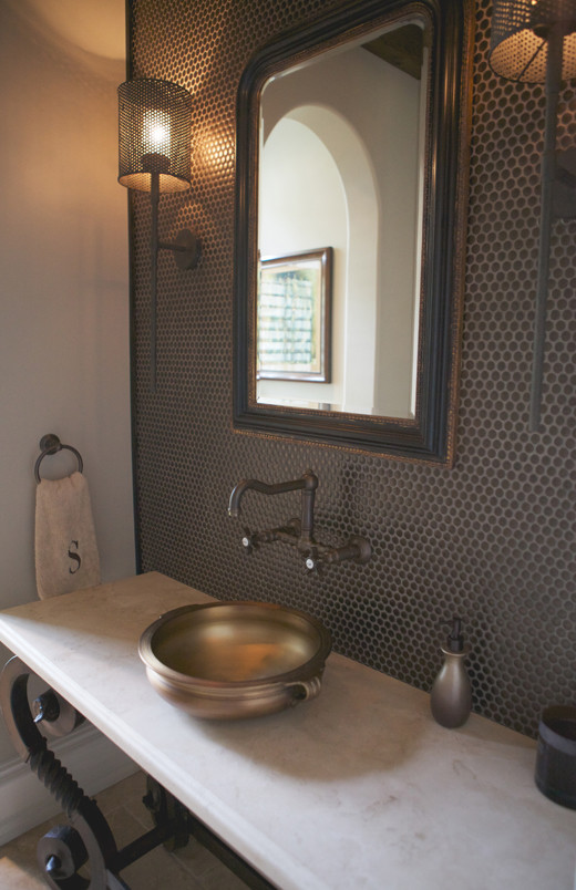Rustik inredning av ett stort badrum, med ett fristående handfat, möbel-liknande, bänkskiva i kalksten, brun kakel, mosaik, bruna väggar och kalkstensgolv