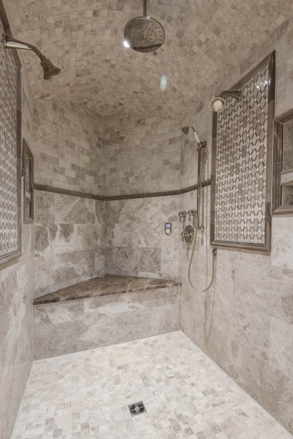 Idee per una stanza da bagno padronale rustica di medie dimensioni con vasca freestanding, doccia doppia, piastrelle grigie, pareti grigie, lavabo da incasso, top in granito, pavimento grigio e doccia aperta