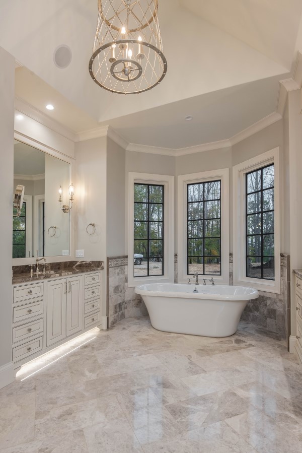 Ejemplo de cuarto de baño principal rural de tamaño medio con bañera exenta, paredes grises, lavabo encastrado, encimera de granito y suelo gris