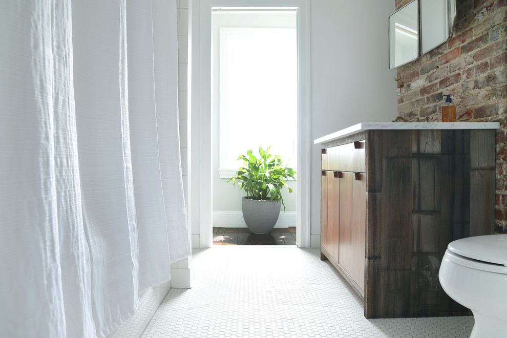 Inspiration pour une salle de bain rustique en bois foncé de taille moyenne avec un placard à porte plane, un mur blanc, un sol en carrelage de porcelaine, un plan de toilette en marbre, un sol blanc et un plan de toilette gris.