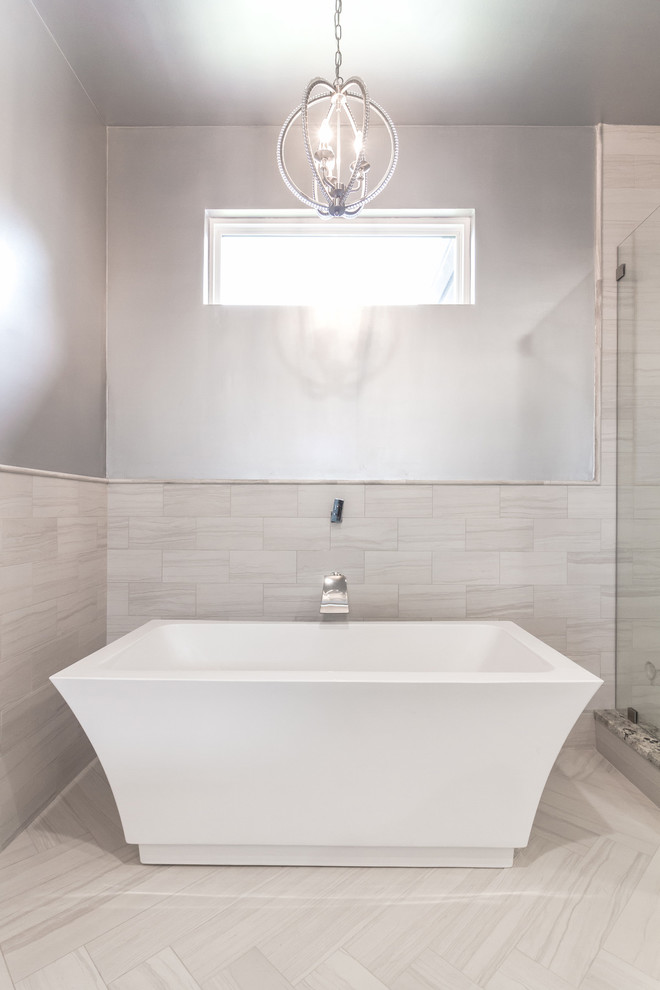 Immagine di una stanza da bagno padronale country con vasca freestanding, piastrelle grigie, piastrelle di vetro, pareti grigie, pavimento in gres porcellanato e pavimento grigio