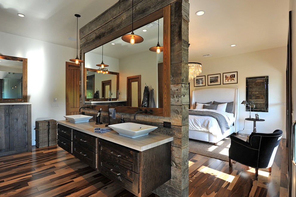 Ejemplo de cuarto de baño rústico con lavabo sobreencimera, puertas de armario de madera en tonos medios, armarios estilo shaker y encimera de mármol